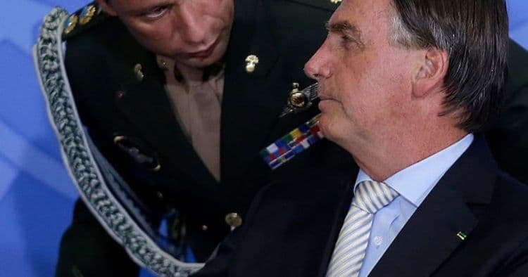 Delação revela que Cid critica Bolsonaro por fortuna obtida